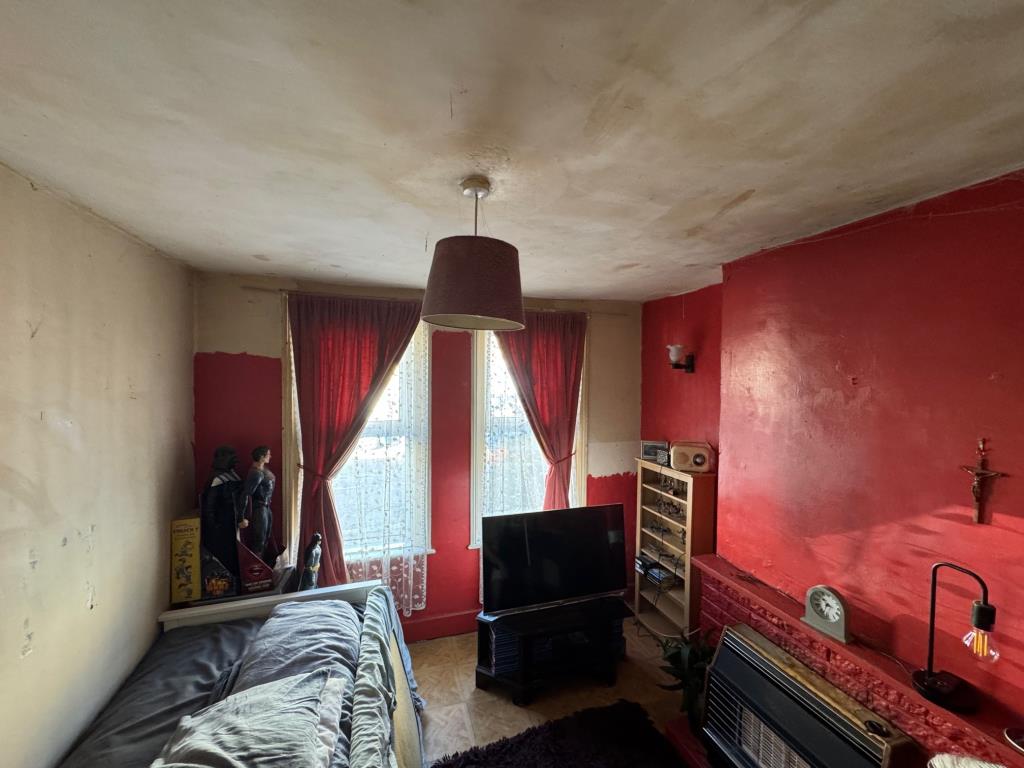 Lot: 112 - FREEHOLD STATUTORY INVESTMENT - Living room